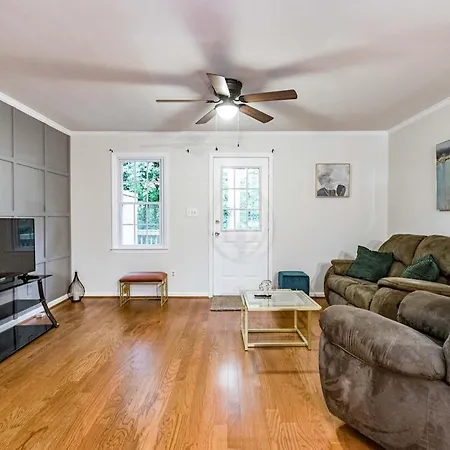 Modern 2 En Suite Townhome Near Dt Raleigh